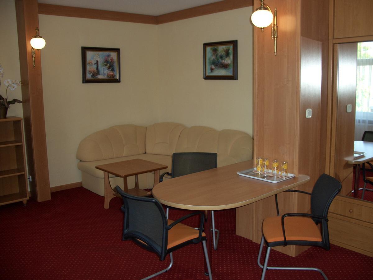 Hotel Alga Ustka Buitenkant foto